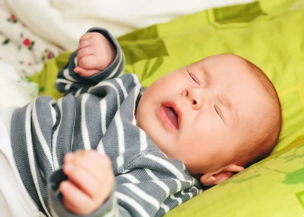 Haftalık bebek hapşırma
