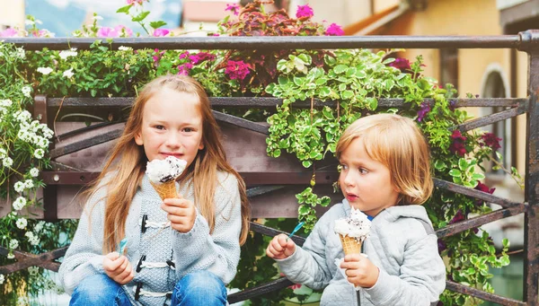 Grupo de dos niños niño y niña comiendo helado al aire libre, imagen tomada en Annecy, Francia — Foto de Stock