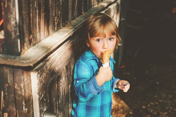 야외에서 먹는 아이스크림 사랑 스럽다 3 살짜리 금발 소년 — 스톡 사진