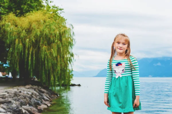 Sevimli küçük kız oynamaya tarafından Lake Geneva, İsviçre — Stok fotoğraf