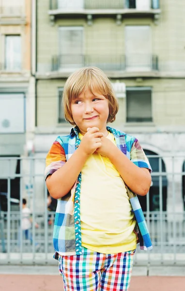 Deux enfants heureux jouant à l'extérieur, garçon et fille de la mode posant dans la rue — Photo