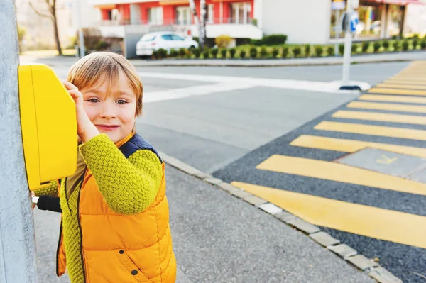 Netter kleiner Junge überquert alleine die Straße — Stockfoto