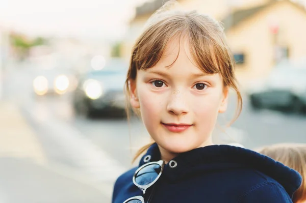 Ehrliche Nahaufnahme Porträt des jungen 9-jährigen Mädchens, das neben der Straße läuft — Stockfoto