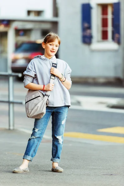 Felice bambina di 9 anni con lo zaino per le strade della città — Foto Stock