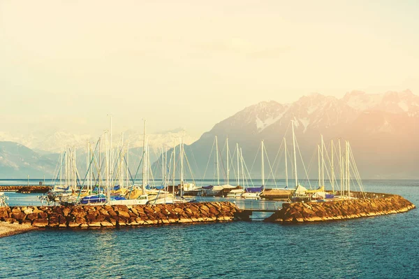 Pequeño puerto en el lago Geneva, Lutry, Suiza — Foto de Stock