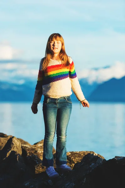 Menina criança feliz e jovem jogando ao lado do lago Geneva ao pôr do sol — Fotografia de Stock