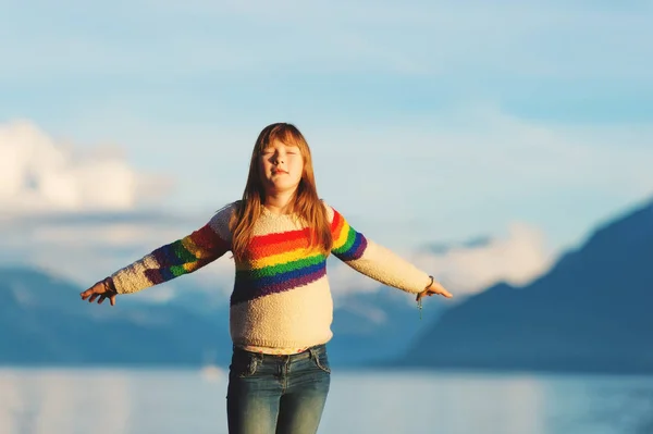 Happy and young kid girl playing next to lake geneva at sunset — Stock Photo, Image