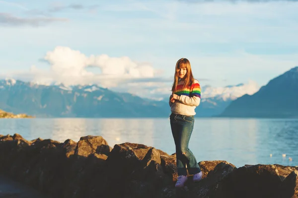 Chica feliz y joven jugando al lado del lago Geneva al atardecer — Foto de Stock