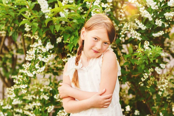 夕暮れの夏の庭の小さな女の子 — ストック写真