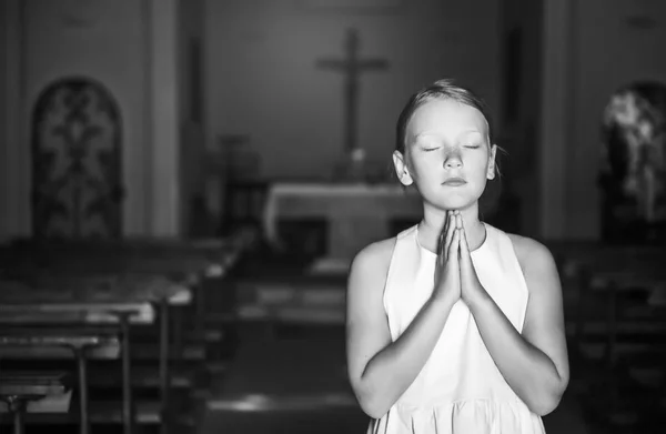 教会、黒と白のイメージで祈り子 — ストック写真