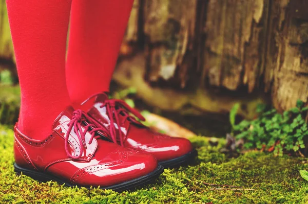 Moda nowoczesny czerwone buty na stopy dziecka — Zdjęcie stockowe