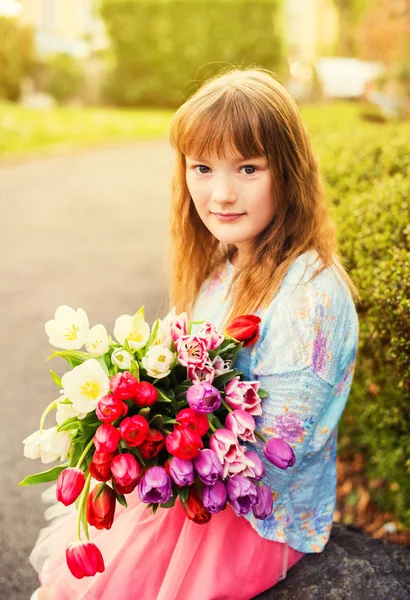 Zewnątrz portret dziewczynki słodki dzieciak z duży bukiet kolorowych tulipanów — Zdjęcie stockowe