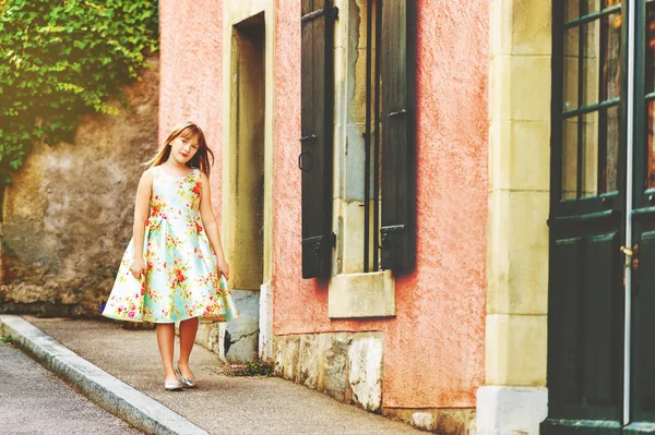 Adorabile bambina che cammina per strada, indossando abiti da festa e scarpe specchio d'argento — Foto Stock