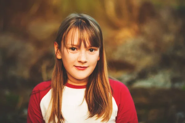 Retrato al atardecer de una adorable niña usando una camiseta blanca y roja —  Fotos de Stock