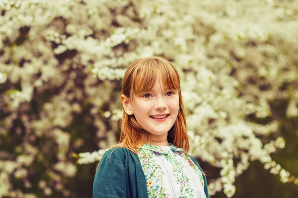 Retrato de primavera de menina criança feliz jovem com cabelo vermelho — Fotografia de Stock