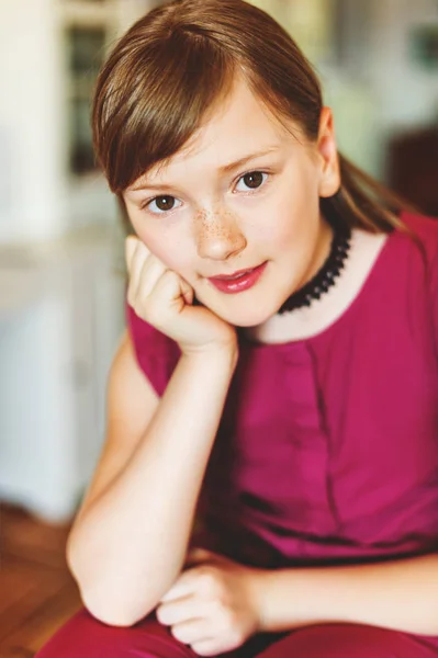 Nahaufnahme Porträt eines süßen kleinen Mädchens im Alter von 9-10 Jahren — Stockfoto