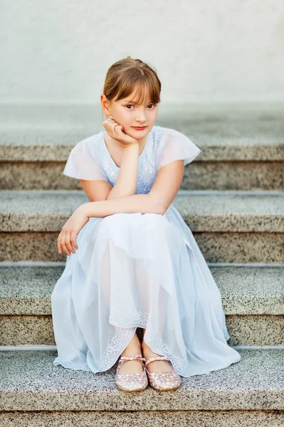 Tatlı küçük varoluş kız merdivenlerde oturan parti elbise — Stok fotoğraf