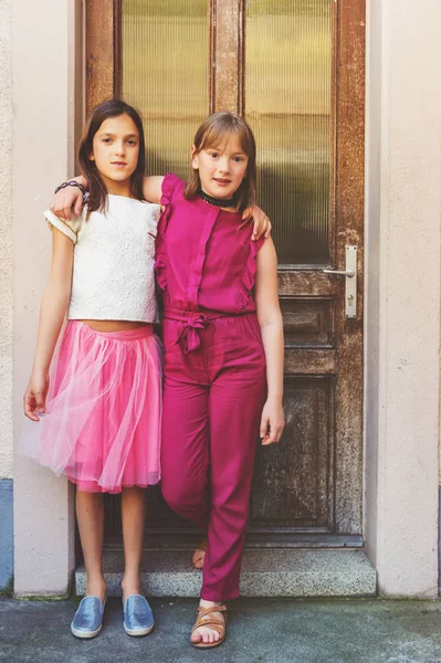 Venkovní módní portrét dvou módní preteen girls — Stock fotografie