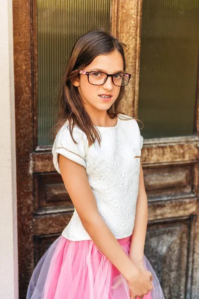 Muchacha preadolescente con frenos de dientes con hermoso vestido y gafas graduadas —  Fotos de Stock