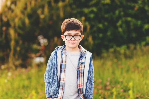 Aranyos 6 éves kisfiú a parkban szabadtéri portréja — Stock Fotó