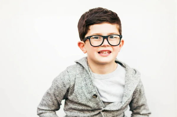 Retrato ao ar livre de um menino bonito vestindo óculos — Fotografia de Stock