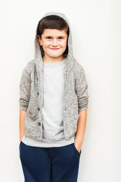 Μόδα πορτρέτο του αξιολάτρευτο παιδί αγόρι φορώντας κουκούλα σακάκι — Φωτογραφία Αρχείου
