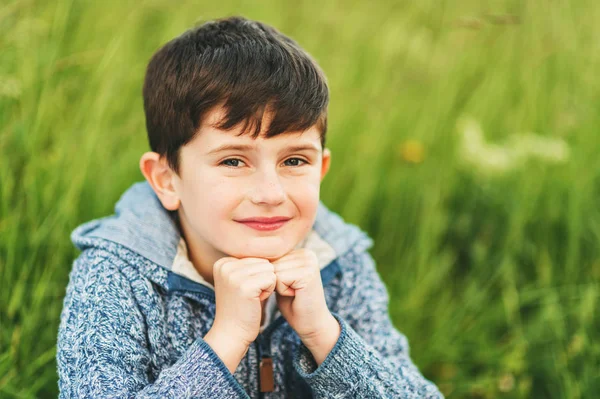 かわいい 6 歳の男の子の肖像画を間近します。 — ストック写真