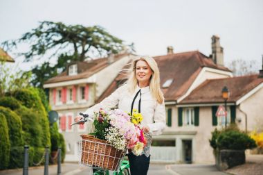 Nane renk Bisiklet büyük renkli buket çiçek sepeti ile yanında duran güzel sarışın kadın