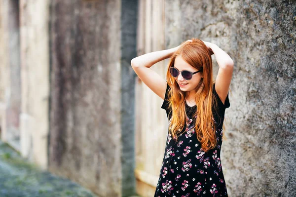 Portrait de mode en plein air de fille aux cheveux roux heureux, portant des lunettes de soleil et robe de style old school — Photo