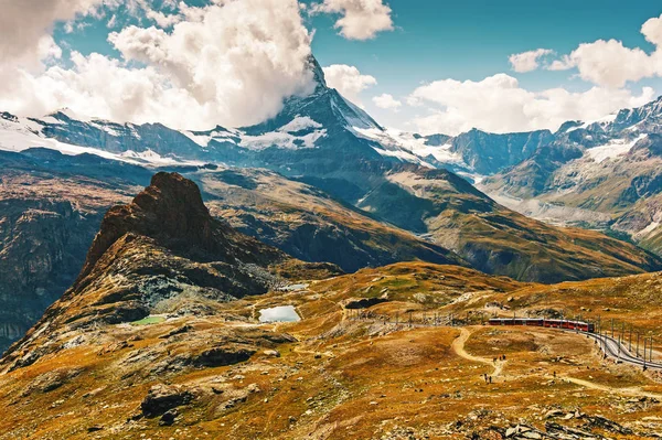 Όμορφο ορεινό τοπίο, Matterhorn καλυμμένο με σύννεφα — Φωτογραφία Αρχείου