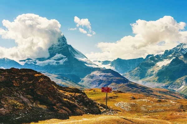 Όμορφο ορεινό τοπίο, Matterhorn καλυμμένο με σύννεφα — Φωτογραφία Αρχείου