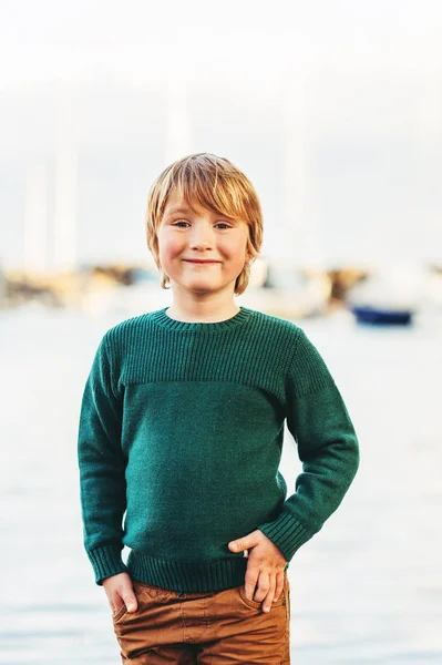 Retrato vertical de moda de adorable niño usando jersey verde — Foto de Stock