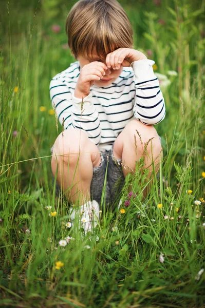 Sad 6 year old kid boy outdoor portrait — Stock Photo, Image