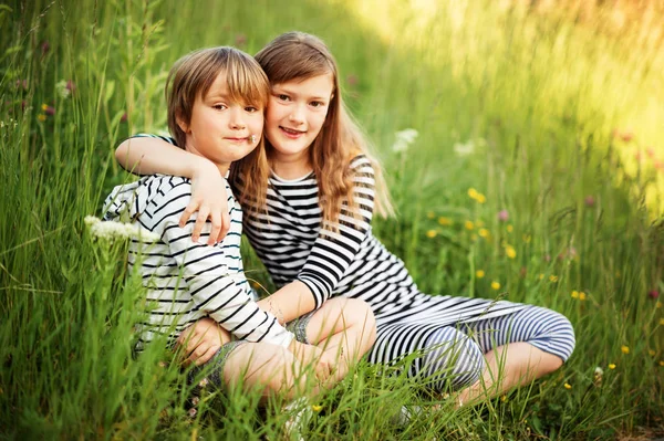 Außenporträt zweier entzückender Kinder, die zusammen spielen — Stockfoto