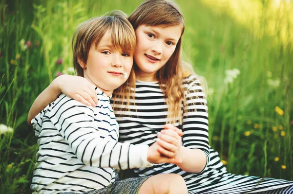 Außenporträt zweier entzückender Kinder, die zusammen spielen — Stockfoto