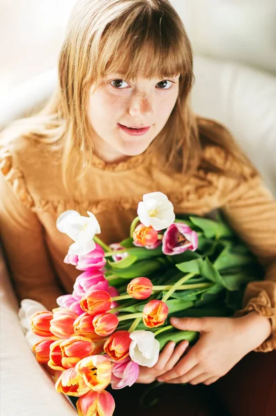 Kid girl with fresh tulips bouquet top view — Stock Photo, Image
