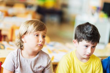 Sınıfta iki konsantre 5-6 yaşında erkek