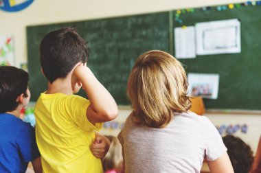 Sınıfta iki konsantre 5-6 yaşında erkek