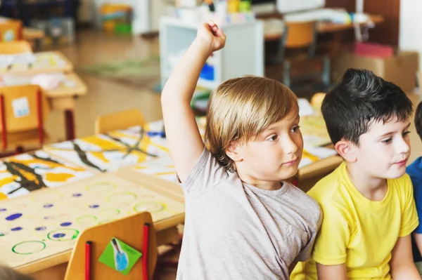 Two concentrated 5-6 year old boys in classroom — Stock Photo, Image