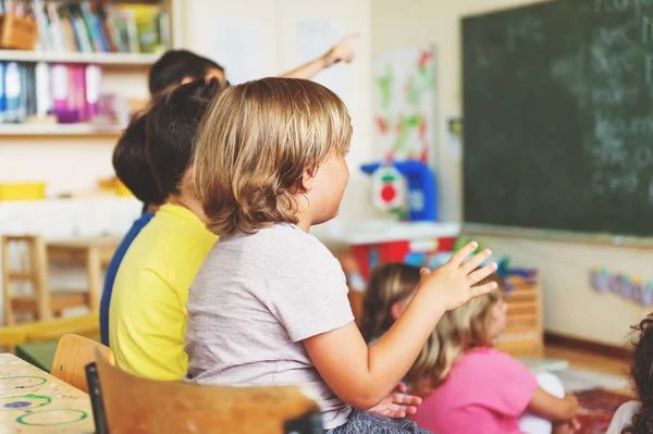 Dois meninos de 5 a 6 anos concentrados em sala de aula — Fotografia de Stock