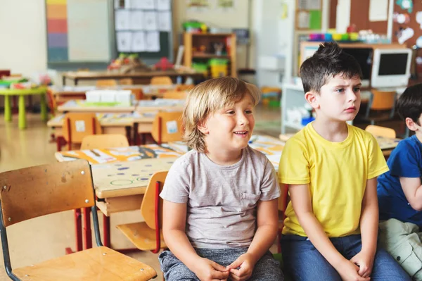 Twee geconcentreerde 5-6 jaar oude jongens in de klas — Stockfoto