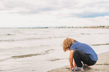 Deniz kenarında tatil yaz zevk şirin ufaklık. İçinde Le Grau-du-yatırım getirisi, Gard bölümü, Camargue Languedoc-Roussillon, Fransa için alınan görüntü
