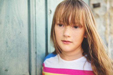9-10 yıl eski sevimli küçük bir kız portresi kapatın