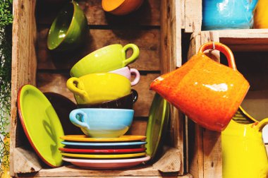 Çeşitli renkli bardak ve tabaklar Camargue pazarda Fransız