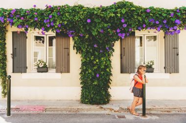 Sırt çantası takmış Provence, sokaklarda yürüyen komik küçük kız gezgin. Güney Fransa, Aigues-Mortes, Camargue içinde alınan görüntü üzerinde çocuklarla, Aile tatil seyahat