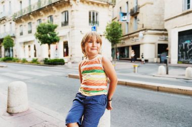 Eski Avrupa kenti sokaklarında küçük çocuk turizm