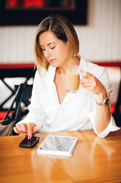 Красива молода бізнес-леді, що працює з планшетним ПК в кав'ярні — стокове фото