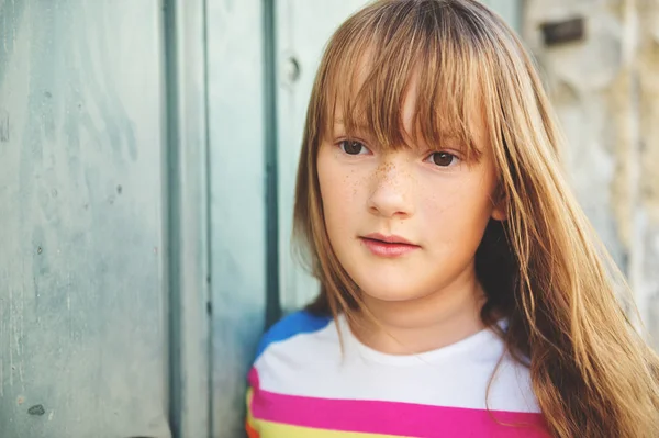 Gros plan portrait d'une mignonne petite fille de 9-10 ans — Photo