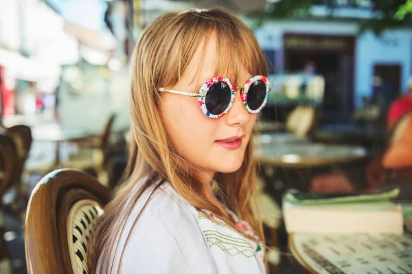 Al aire libre retrato de cerca de niña adorable con gafas de sol modernas —  Fotos de Stock