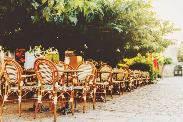 Порожній кави терасі зі столами й стільцями на півдні Франції — стокове фото